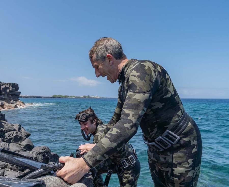 Instructor teaching a small group at a Kona shore entry